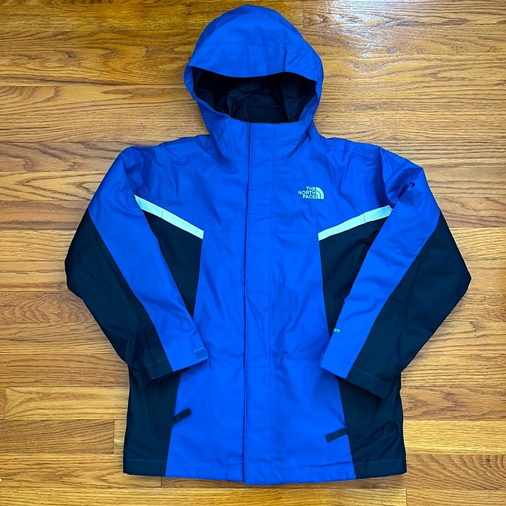 The North Face boys 3 in 1 jacket in size M. 10 to 12 size. Triclimate. Ski.